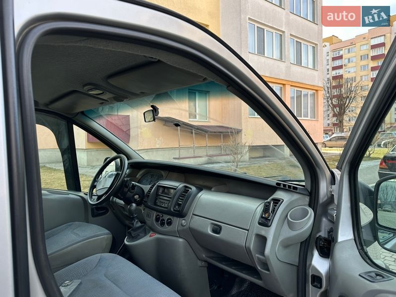 Грузопассажирский фургон Renault Trafic 2003 в Каменец-Подольском