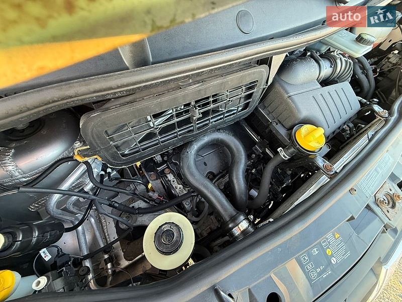 Вантажопасажирський фургон Renault Trafic 2012 в Дніпрі