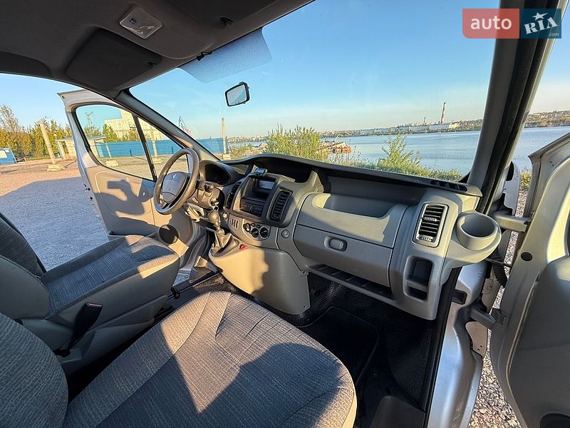 Вантажопасажирський фургон Renault Trafic 2012 в Дніпрі
