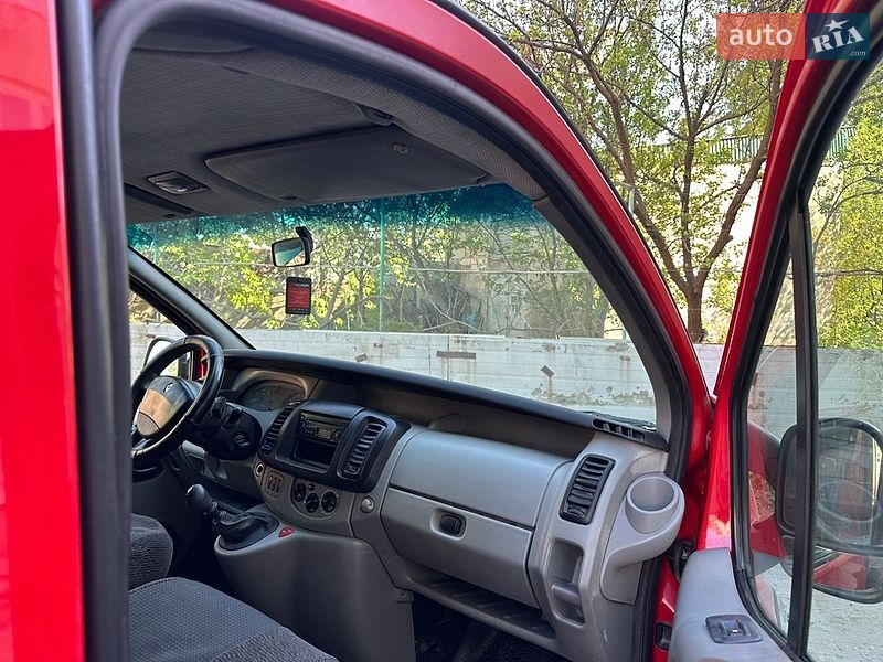 Грузопассажирский фургон Renault Trafic 2006 в Каменец-Подольском