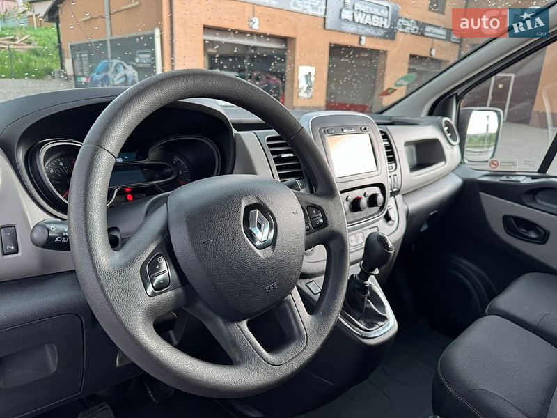 Грузопассажирский фургон Renault Trafic 2017 в Буче