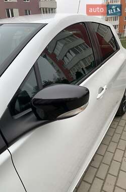 Хэтчбек Renault Zoe 2018 в 