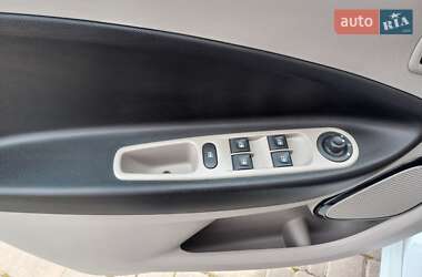 Хэтчбек Renault Zoe 2015 в 
