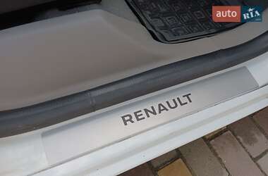 Хетчбек Renault Zoe 2015 в 