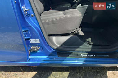 Хэтчбек Renault Zoe 2017 в 