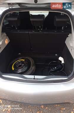 Хэтчбек Renault Zoe 2019 в 