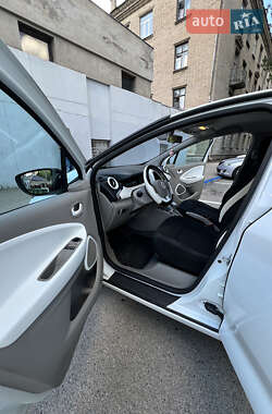 Хэтчбек Renault Zoe 2015 в 