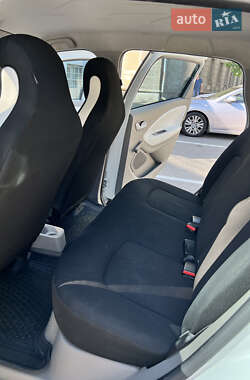 Хэтчбек Renault Zoe 2015 в 