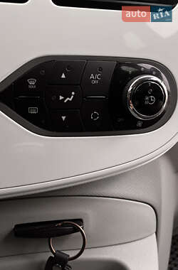 Хэтчбек Renault Zoe 2017 в 