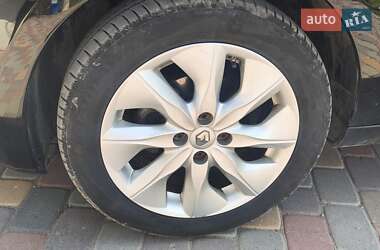 Хетчбек Renault Zoe 2016 в 