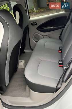 Хетчбек Renault Zoe 2016 в 