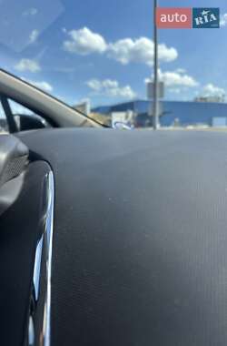 Хэтчбек Renault Zoe 2016 в 