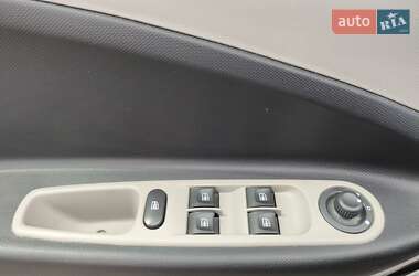 Хэтчбек Renault Zoe 2016 в 