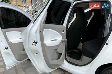Хэтчбек Renault Zoe 2015 в 