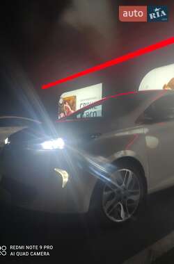 Хэтчбек Renault Zoe 2016 в 
