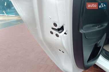 Хэтчбек Renault Zoe 2017 в 
