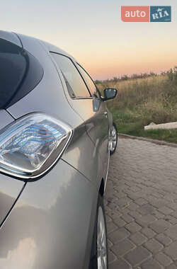Хэтчбек Renault Zoe 2015 в 