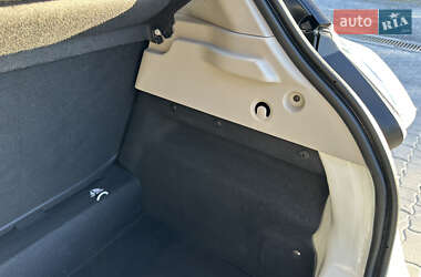 Хэтчбек Renault Zoe 2015 в 