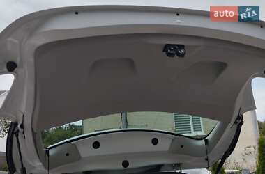 Хэтчбек Renault Zoe 2016 в 