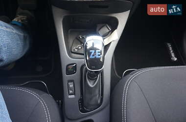 Хэтчбек Renault Zoe 2019 в 