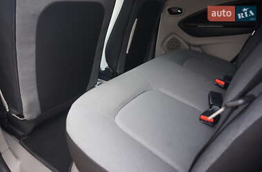 Хэтчбек Renault Zoe 2015 в 