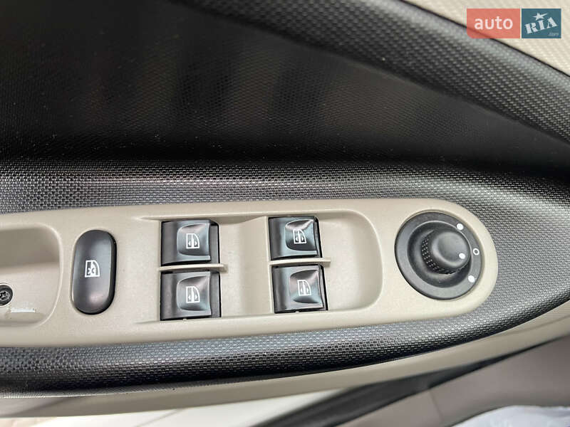 Хэтчбек Renault Zoe 2015 в Луцке фото 27 Хэтчбек Renault Zoe 2015 в Луцке