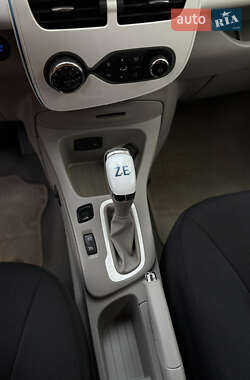 Хэтчбек Renault Zoe 2016 в 
