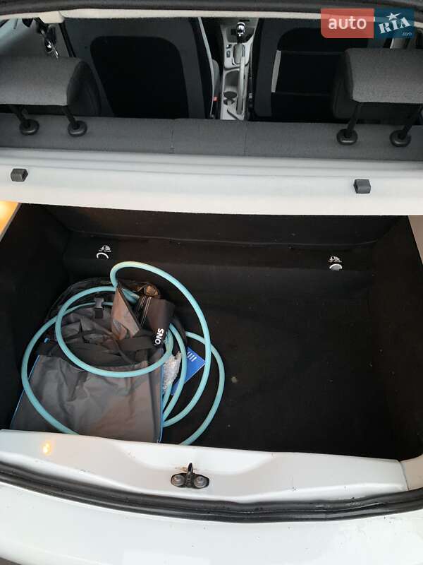 Хетчбек Renault Zoe 2015 в Золочеві фото 10 Хетчбек Renault Zoe 2015 в Золочеві