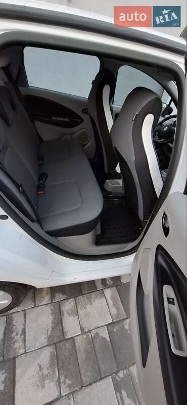 Хэтчбек Renault Zoe 2015 в Остроге