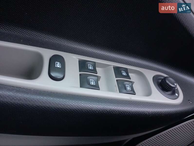 Хэтчбек Renault Zoe 2015 в Кременце фото 28 Хэтчбек Renault Zoe 2015 в Кременце