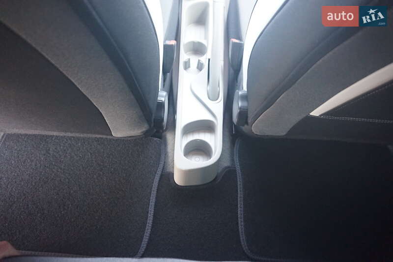 Хэтчбек Renault Zoe 2015 в Самборе фото 48 Хэтчбек Renault Zoe 2015 в Самборе