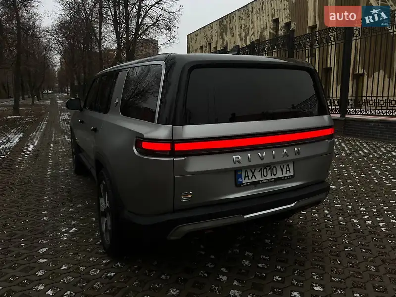 Внедорожник / Кроссовер Rivian R1S 2023 в 