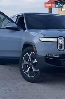 Внедорожник / Кроссовер Rivian R1S 2023 в 