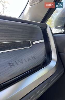 Внедорожник / Кроссовер Rivian R1S 2023 в 