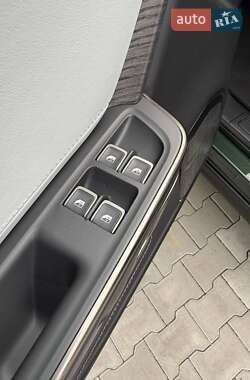 Позашляховик / Кросовер Rivian R1S 2023 в 