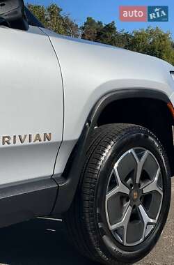 Позашляховик / Кросовер Rivian R1S 2023 в 