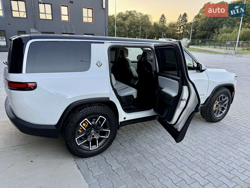Позашляховик / Кросовер Rivian R1S 2023 в Дубні