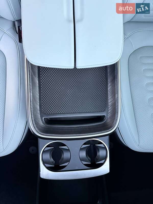 Позашляховик / Кросовер Rivian R1S 2023 в Дубні
