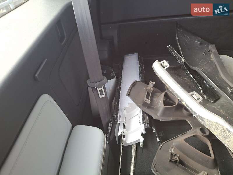 Внедорожник / Кроссовер Rivian R1S 2023 в Киеве фото 14 Внедорожник / Кроссовер Rivian R1S 2023 в Киеве