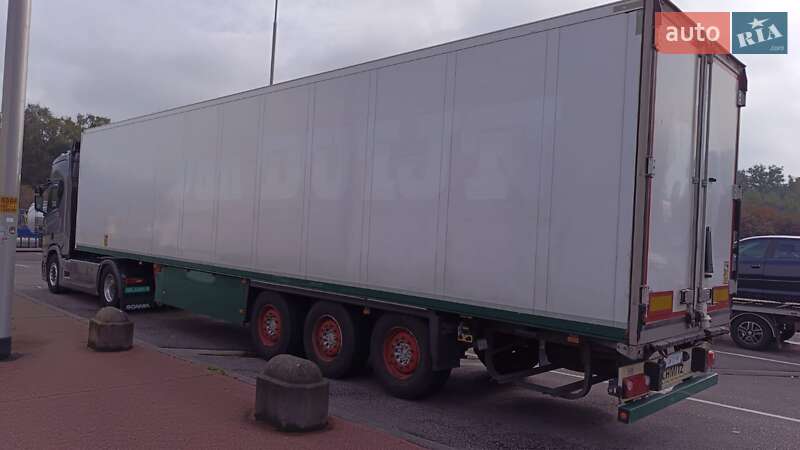 Рефрижератор полуприцеп Schmitz Cargobull SCB S3B 2015 в Ровно