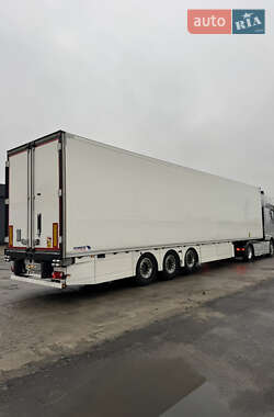 Рефрижератор полуприцеп Schmitz Cargobull SCB S3B 2017 в Киеве