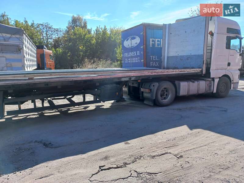Бортовой полуприцеп Schmitz Cargobull SPR 2003 в Тростянце