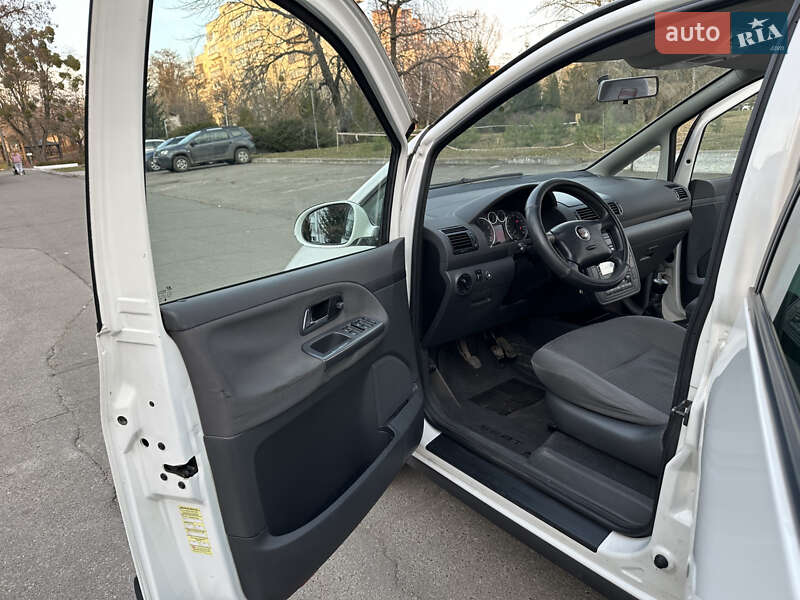 Минивэн SEAT Alhambra 2009 в Киеве