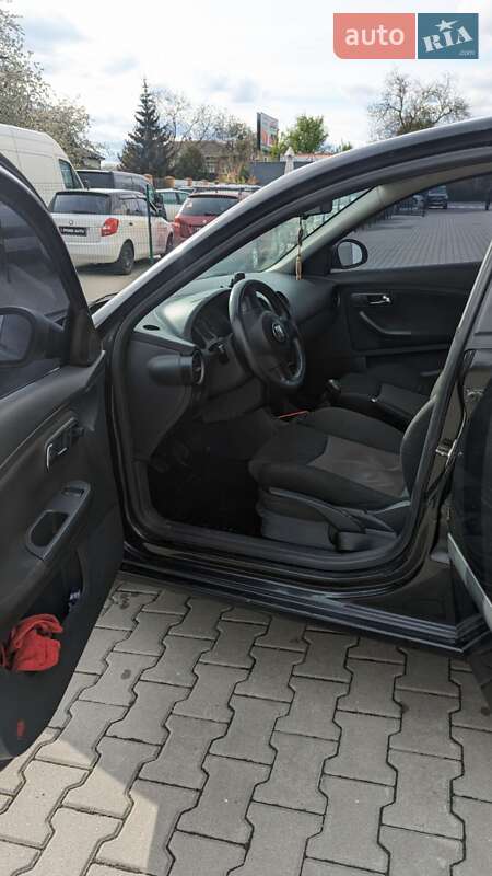 Седан SEAT Cordoba 2008 в Вишневом