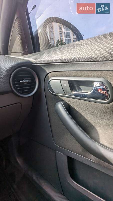 Седан SEAT Cordoba 2008 в Вишневом