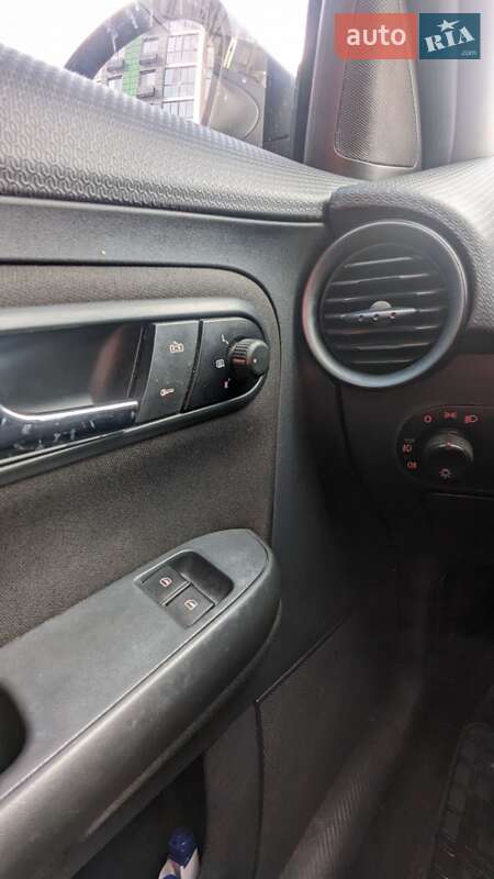 Седан SEAT Cordoba 2008 в Вишневом