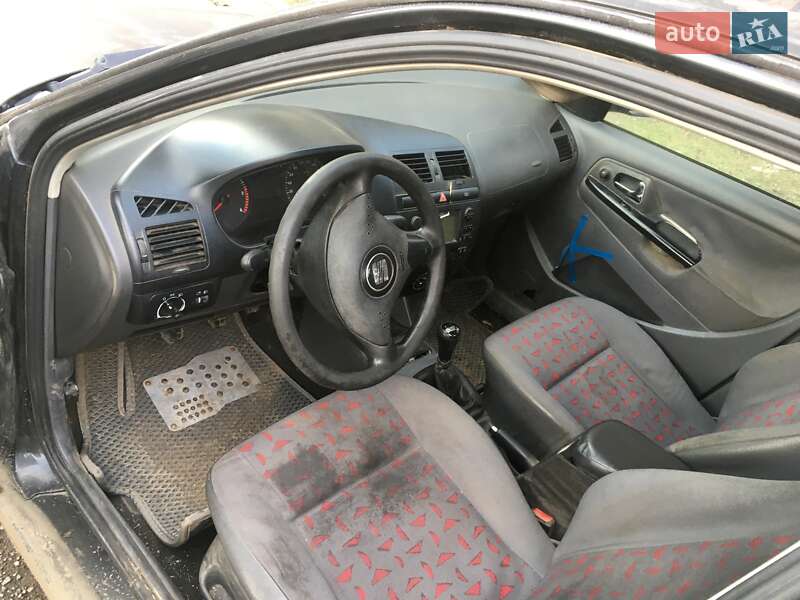 Седан SEAT Cordoba 2002 в Кривом Роге