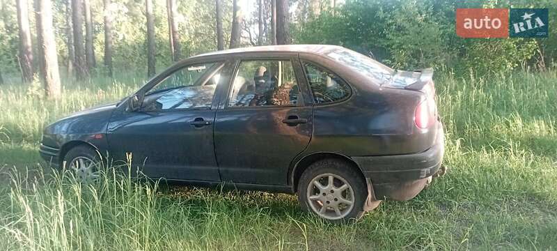 Седан SEAT Cordoba 1994 в Глухове