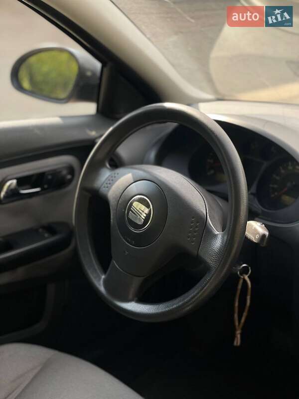 Седан SEAT Cordoba 2003 в Днепре