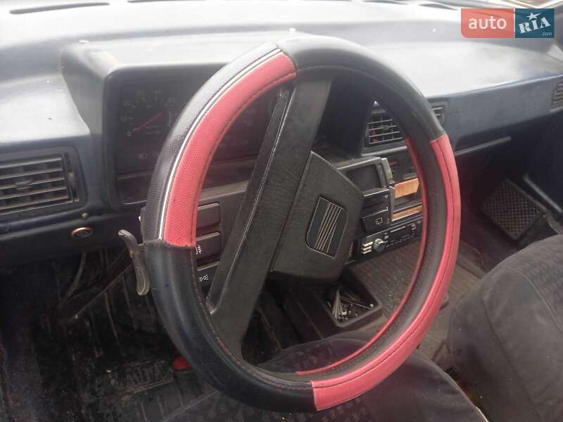 Хетчбек SEAT Ibiza 1988 в Новоархангельську